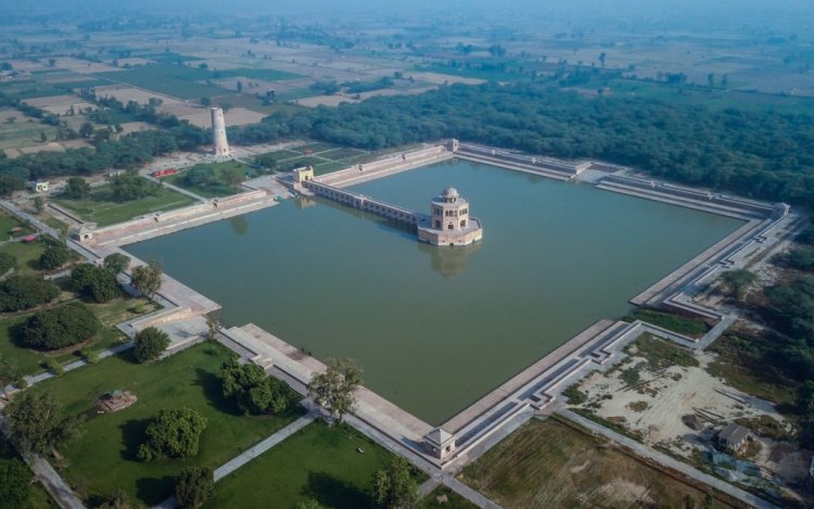 Architecture of Hiran Minar